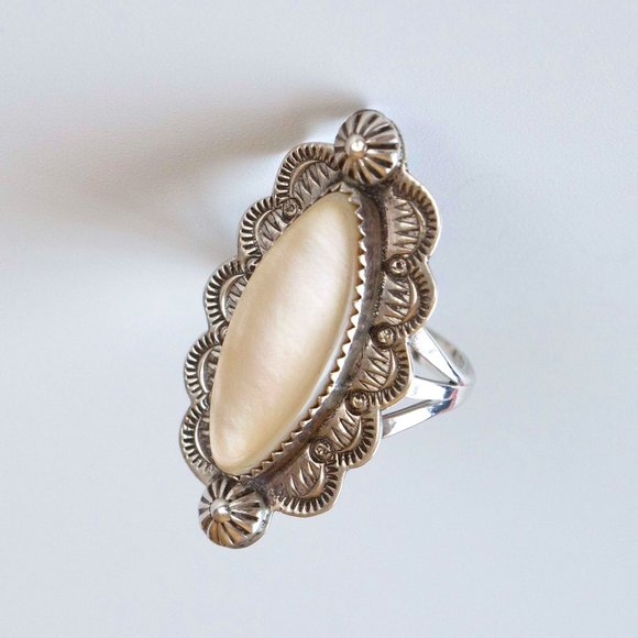 Sterling Silver Native American Mother of Pearl Ring - Picture 1 of 3